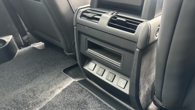 Land Rover Defender 3.0 D250 X-Dynamic SE 90 3dr Auto Diesel Estate - Image 18